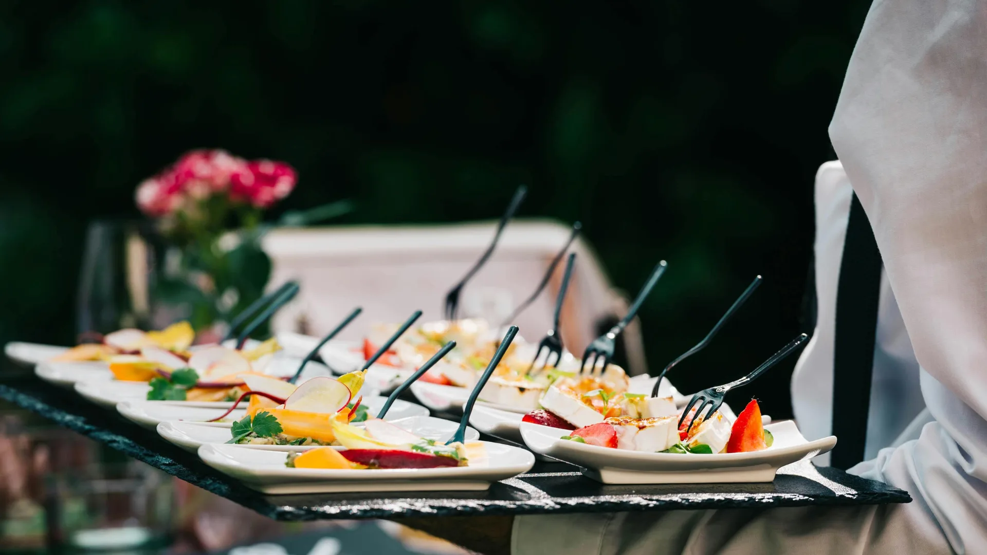 Amuse-Bouche auf Schieferplatte, serviert im Freien
