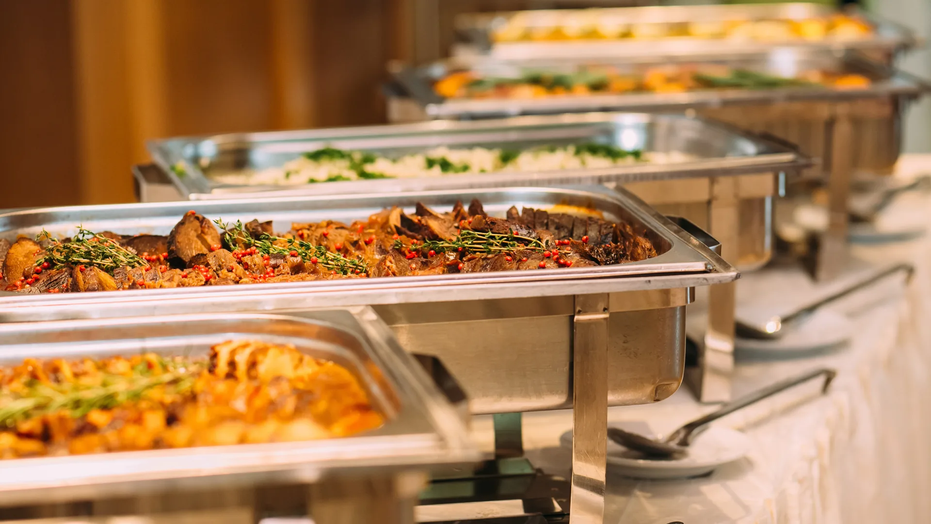 Warme Speisen in Chafing Dishes am Buffet