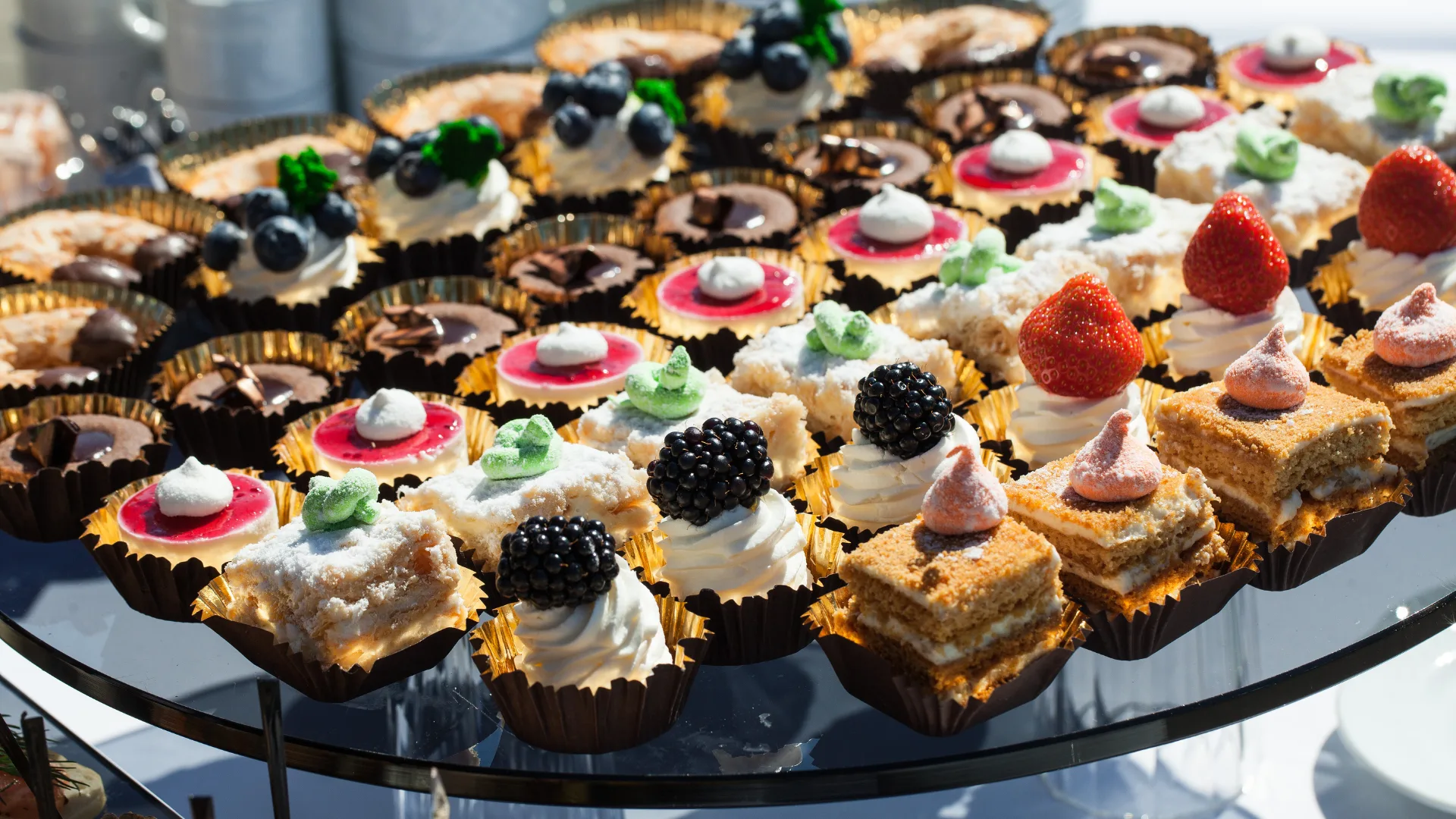 Petits Fours auf einer Glasetagere