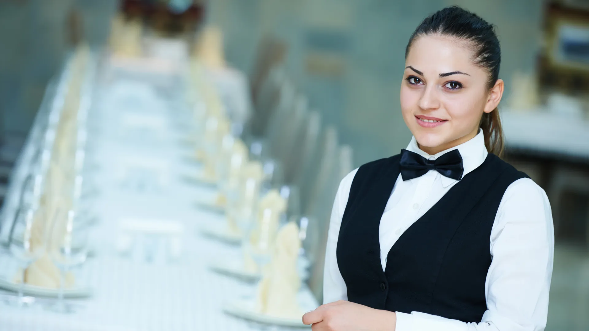 Service an einer eingedeckten Tafel