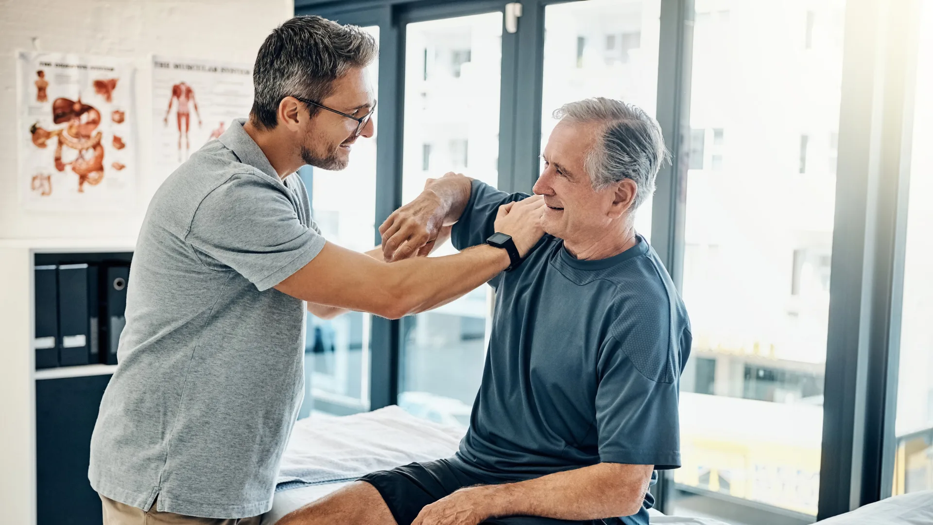 Therapeut untersucht die Schulterbeweglichkeit eines Patienten